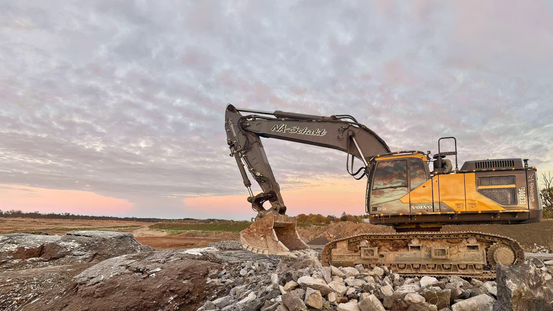 Volvo EC380EL grävmaskin från NA Schakt i solnedgång